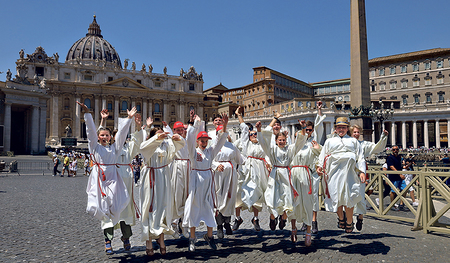 50.000 Wasserflaschen, 40 Grad und ganz viel Gemeinschaft: Das erlebten Ministrant:innen auf Wallfahrt in der Ewigen Stadt. Aus OÖ waren 1.340 junge Christ:innen mit dabei. 