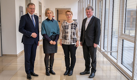 Landeshauptmann Thomas Stelzer, Barbara Lanzerstorfer-Holzner, Silvia Breitwieser (beide TelefonSeelsorge OÖ) und Bischof Manfred Scheuer