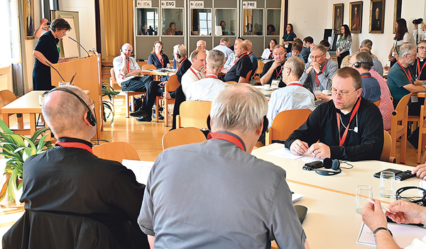 Dekanin Klara Csiszar beim Vortrag in der Linzer „Synodenaula“ im Priesterseminar. Im Hintergrund die Übersetzungskabinen für Italienisch, Englisch, Deutsch und Französisch.