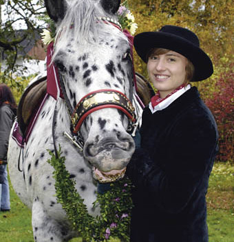 76. Leonhardiritt in Pettenbach 
Bild: Silvia Lindinger auf ihrer Hella, einem Norica-Pferd