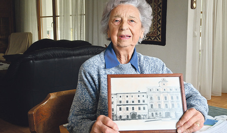 Zeitzeugin Elfriede Jagsch zeigt eine Ansicht ihres früheren Wohnhaues am Freistädter Hauptplatz.