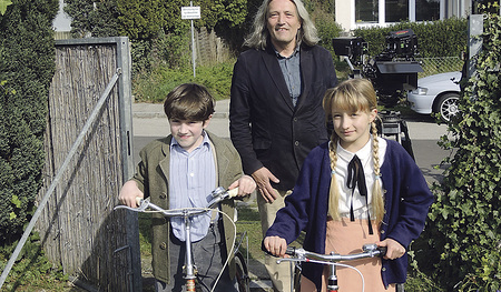 Film aus der Sintstraße in Linz: Filmregisseur Andreas Gruber mit den Filmkindern