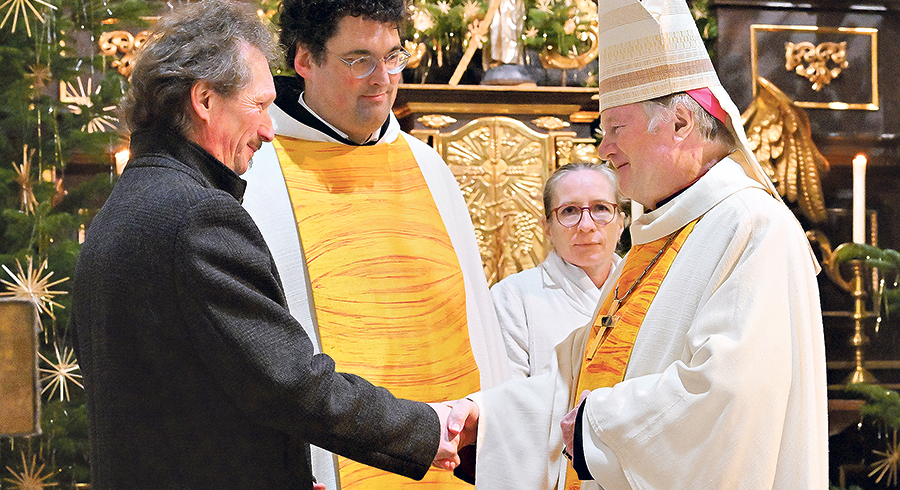 Amtseinführung in der Pfarre Almtal: Verwaltungsvorstand Markus Johannes Hager, Pfarrer P. Franz Ackerl und Pastoralvorständin Maria Pesendorfer. / ©Pfarre Almtal / Willi Hitzenberger Amtseinführung in der Pfarre Almtal: Verwaltungsvorstand Markus Johannes Hager, Pfarrer P. Franz Ackerl und Pastoralvorständin Maria Pesendorfer.