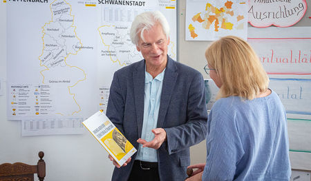 Martin Schachinger ist Leiter der Stabsstelle Territorialreform, hier mit dem Handbuch zur Strukturreform.