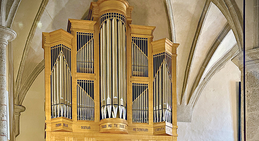 Ein neues Instrument genau für diesen Raum entworfen: die neue Pfeifenorgel mit ansprechender künstlerischer Gestaltung in der Pfarrkirche Weißkirchen/Wels.