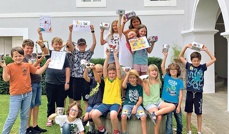 Die Kinder freuen sich über ihre kreativen Arbeiten.