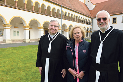 Birgit Szymanski (Mitte) mit den Chorherren Thomas Rörig (links) und  Klemens Pillhofer.     