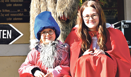 Anna-Lena (links) und Laura (rechts) helfen mit, dass viele Kinder mit dem Märchenzug unterwegs sein können. 