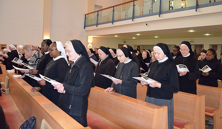 Vesper in der Kirche der Kreuzschwestern in Linz zum Tag des geweihten Lebens.  