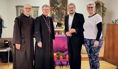 P. Paul Weingartner OCD (von links), Bischof Manfred Scheuer, Hans Gruber und Beatrix Hofer in der Kapelle der Justizanstalt Linz.   