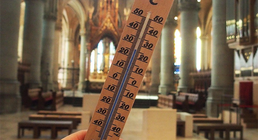 26 Grad Celsius hatte es am Montag im Linzer Mariendom, während es vor dem Dom 33,5 Grad heiß war. Deutlich kühler war es in der Krypta mit 18 Grad. / Niederleitner/Kirchenzeitung 26 Grad Celsius hatte es am Montag im Linzer Mariendom, während es vor dem Dom 33,5 Grad heiß war. Deutlich kühler war es in der Krypta mit 18 Grad.