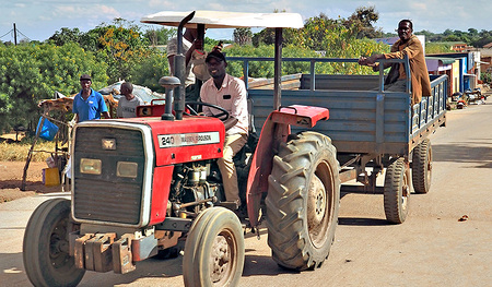 Die „MIVA-Christophorus-Aktion“ unterstützt heuer dezentrale, kleinbäuerliche Betriebe unter anderem mit Traktoren.  