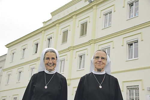 „Als ich vor 45 Jahren nach Steyr kam, war ich die 27. Ordensschwester vor Ort“, berichtet Schwester Sophia Mathae (links). Sie nahm jetzt mit Schwester Herlinde Ganser (rechts) Abschied von der Eisenstadt.