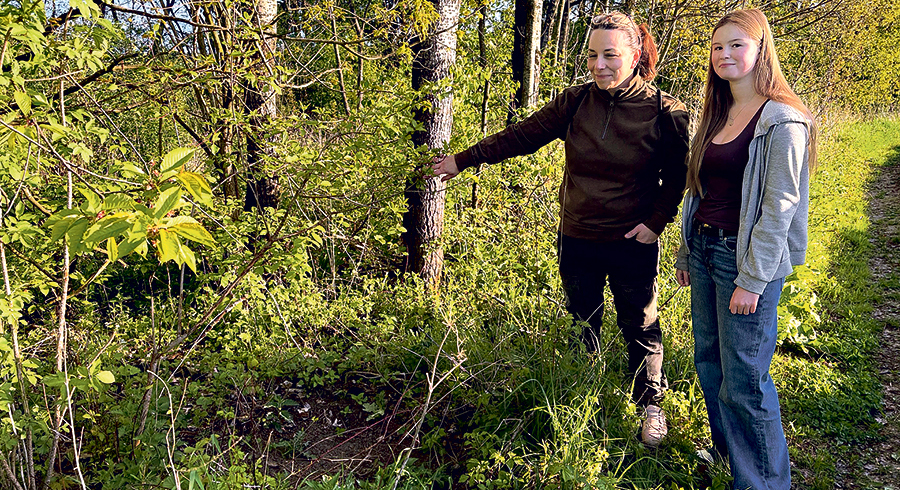 Regina Weinmayr (li.), die Initiatorin des Projekts, mit Firmlingen bei der Erlebniswanderung in der Natur. / Nöbauer Regina Weinmayr (li.), die Initiatorin des Projekts, mit Firmlingen bei der Erlebniswanderung in der Natur.