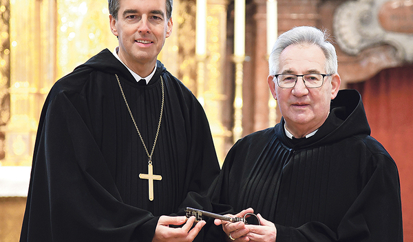 Schlüsselübergabe in Kremsmünster: Bernhard Eckerstorfer und Ambros Ebhart. 