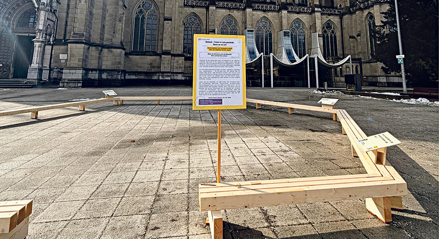 Der aus Holzstaffeln markierte Bereich eines Zeltgrundrisses will ein Ort zum Nachdenken und Innehalten sein. / © Diözese Linz / Anson Samuel Der aus Holzstaffeln markierte Bereich eines Zeltgrundrisses will ein Ort zum Nachdenken und Innehalten sein.