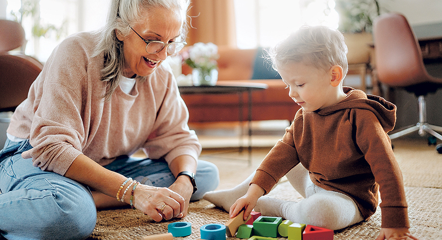 Auch ohne eigene Enkelkinder können sich Wunschgroßeltern für die nächste Generation engagieren, etwa als Leihoma, Lesepate oder bei der Jungschar. / Halfpoint / Adobe Stock Auch ohne eigene Enkelkinder können sich Wunschgroßeltern für die nächste Generation engagieren, etwa als Leihoma, Lesepate oder bei der Jungschar.