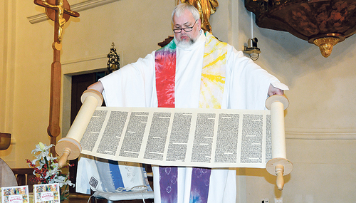 Im Judentum wird nach wie vor die Schriftrolle fürs Lesen der Bibel verwendet. Stadtpfarrer Norbert Filipitsch zeigt eine solche Schriftrolle. Im Judentum wird nach wie vor die Schriftrolle fürs Lesen der Bibel verwendet. Stadtpfarrer Norbert Filipitsch zeigt eine solche Schriftrolle.
