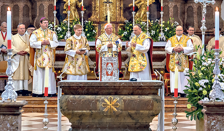 Jubiläumsgottesdienst mit Salzburgs Erzbischof Franz Lackner (Mitte) und dem Propst von Reichersberg Markus Grasl (3. von rechts).   