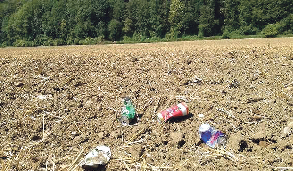 Landwirt:innen in Oberösterreich kämpfen wiederholt mit dem Diebstahl ihrer Feldfrüchte, wie Mais, Kartoffeln oder auch Kürbisse. Zudem werfen vor allem entlang von Straßen oder in Ausflugsgegenden manche Menschen ihren Müll achtlos in Feld, Wiese un