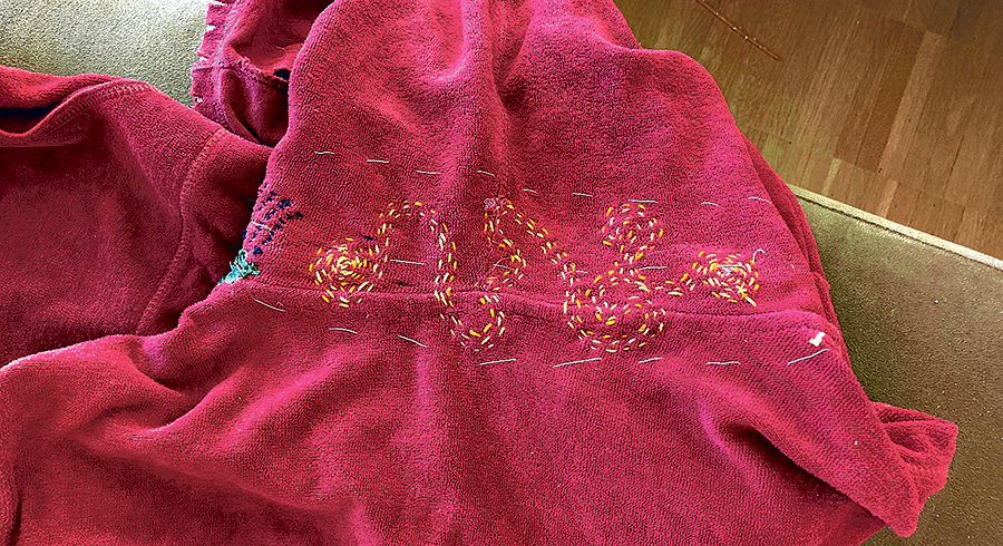 Für (Mode-)Mutige darf die ausgebesserte Stelle ruhig bunt und auffällig sein, wie auf dieser in die Jahre gekommenen Lieblingsjacke. / JMH Für (Mode-)Mutige darf die ausgebesserte Stelle ruhig bunt und auffällig sein, wie auf dieser in die Jahre gekommenen Lieblingsjacke.