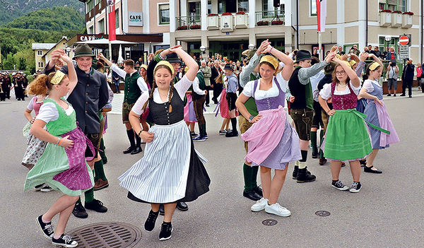 Tanzdarbietung beim Goldhaubentreffen in Bad Goisern.  