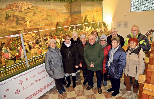 Mitglieder des Ebenseer Besuchsdienstes mit ­Diakon Fridolin Engl (hinten, 2. von rechts) vor der Kirchenkrippe. 