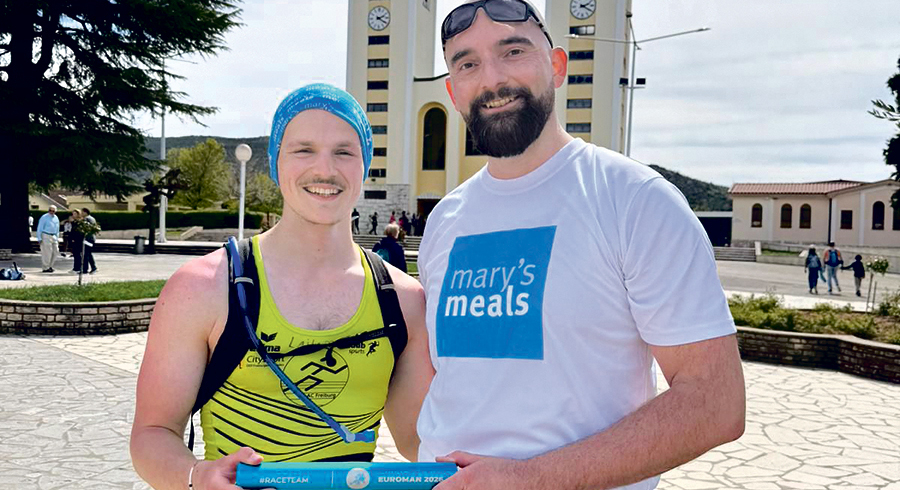 Glücklich am Ziel: Denis Holub (links im Bild) und Anton Weber liefen gemeinsam in Medjugorje ein. / Privat Glücklich am Ziel: Denis Holub (links im Bild) und Anton Weber liefen gemeinsam in Medjugorje ein.