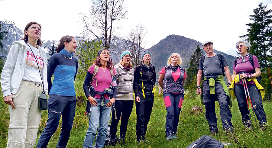 Jodeln kann unterschiedlich klingen – von lustig bis andächtig. Auf jeden Fall braucht es dafür Mut und am besten Natur. Die Stimmung des Gesangs überträgt sich auf die ganze Gruppe. / Sabina Haslinger Jodeln kann unterschiedlich klingen – von lustig bis andächtig. Auf jeden Fall braucht es dafür Mut und am besten Natur. Die Stimmung des Gesangs überträgt sich auf die ganze Gruppe.