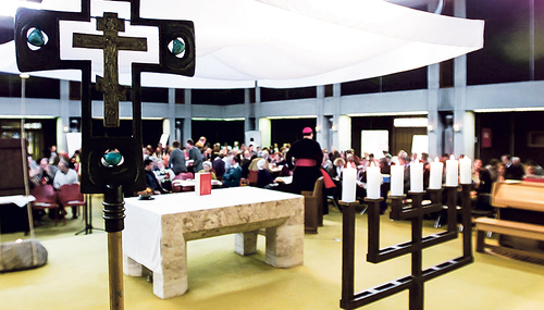 Kreuz und Menorah (Siebenarmiger Leuchter) im Altarraum einer katholischen Kirche als Sinnbild dafür, dass der „Alte Bund“ mit dem Volk Israel nicht aufgekündigt ist und weiter seine Gültigkeit hat. / Franz Josef Rupprecht Kreuz und Menorah (Siebenarmiger Leuchter) im Altarraum einer katholischen Kirche als Sinnbild dafür, dass der „Alte Bund“ mit dem Volk Israel nicht aufgekündigt ist und weiter seine Gültigkeit hat.
