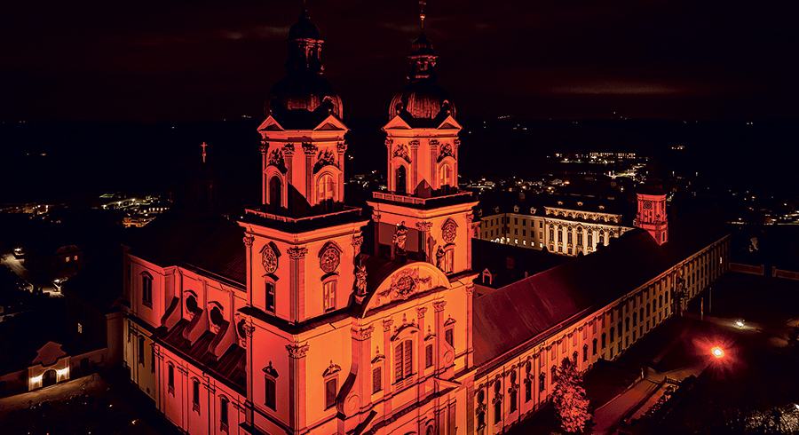 Das Stift St. Florian setzt mit der roten Beleuchtung ein Zeichen gegen die weltweite Christenverfolgung. Die Farbe Rot steht für das Blut der getöteten Christen.    