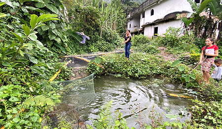 Die Guatemaltekin Dina Marielita López Velásquez trägt mit einer eigenen Fischzucht dazu bei, das Familieneinkommen zu erhöhen.  