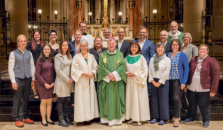 Gruppenbild von der Sendungsfeier im Linzer Mariendom.      