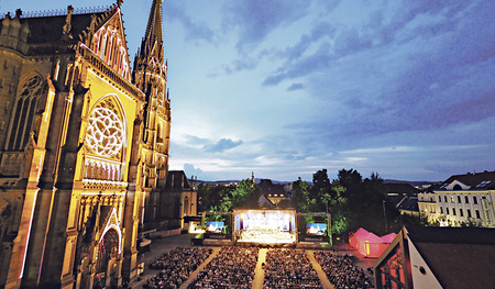 Mehr als 50.000 Besucher/innen erlebten an die 130 Konzertstunden auf dem Domplatz vor dem Mariendom.   