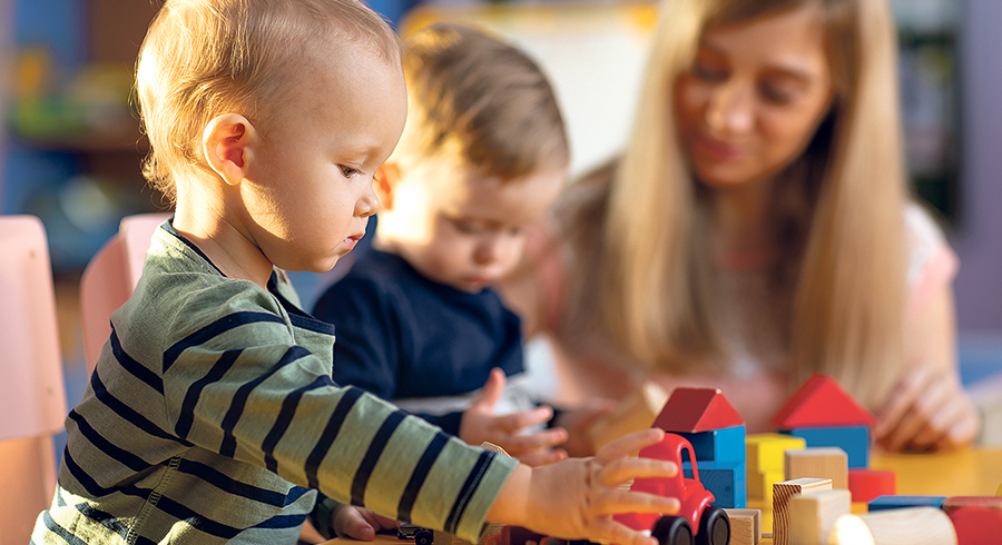 Wie gut steht es um die Kinderbetreuung in Oberösterreich? Die Arbeiterkammer und das Land OÖ sind hier unterschiedlicher Meinung. / Oksana Kuzmina / Stock Adobe Wie gut steht es um die Kinderbetreuung in Oberösterreich? Die Arbeiterkammer und das Land OÖ sind hier unterschiedlicher Meinung.