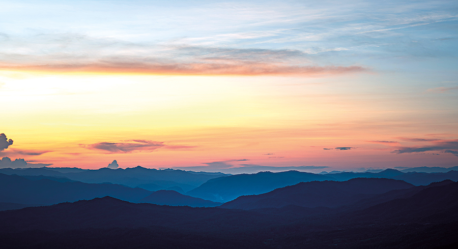 Bevor der Tag beginnt, Abstand nehmen und beten: Jesus hat es so gemacht. / Artrachen/Adobe Stock Bevor der Tag beginnt, Abstand nehmen und beten: Jesus hat es so gemacht.