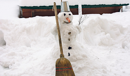 Ein klassischer Schneemann, wie man ihn kennt und wie ihn Kinder (und Erwachsene) gerne bauen. 