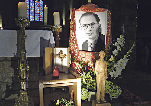 Ein Foto und eine Skulptur von Marcel Callo (1920–1945) im Dom seiner Heimatstadt Rennes. Für Bischof Maximilian Aichern ist Marcel Callo ein Vorbild für ein geglücktes Leben und für ein Sterben im Glauben an den Leben schenkenden Gott. 