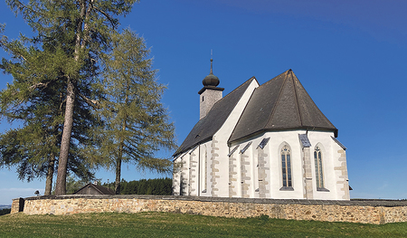 Blauer Himmel oder grauer Wintertag: Das Kirchenensemble St. Michael ob Rauchenödt mit dem Mesnerhaus  (rechtes Bild) ist ein beliebter Kraftort für die Seele und Ausgangspunkt für Wanderungen. 