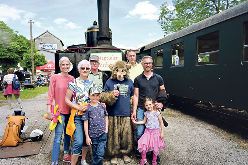 Lea und Maximilian Baresch mit ihrer Familie beim Märchenzug im Steyrtal. Der „Wolf“ ist  Johannes Ebert, einer der Organisatoren dieses besonderen Kinderevents. 