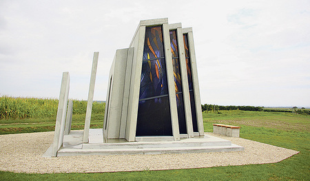 Die Glasfenster an der Westseite der Kapelle stellen die Sehnsucht nach dem Licht der Gottheit dar.