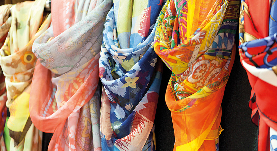 Tücher aus Baumwolle und Seide auf einem Markt in Istanbul. / wjarek/iStock Tücher aus Baumwolle und Seide auf einem Markt in Istanbul.