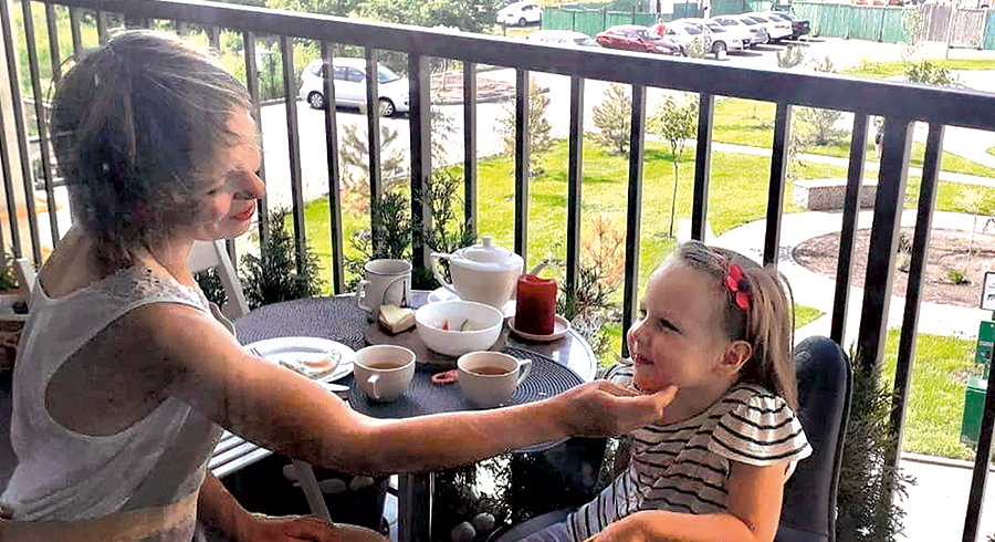 Ein Schnappschuss aus dem „früheren Leben“: Nadja V. und Tochter Daria beim Frühstück auf dem Balkon in der ukrainischen Stadt Butscha, die 2022 durch Kriegsverbrechen bekannt wurde. / Nadja V. Ein Schnappschuss aus dem „früheren Leben“: Nadja V. und Tochter Daria beim Frühstück auf dem Balkon in der ukrainischen Stadt Butscha, die 2022 durch Kriegsverbrechen bekannt wurde.