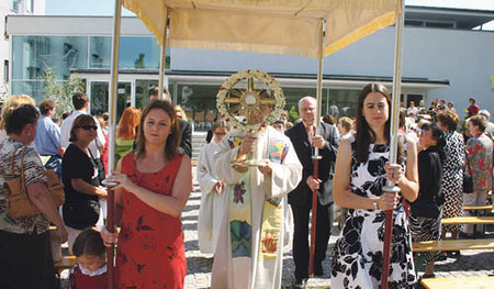 Fronleichnamstag 2007 (7. Juni 2007), Gottesdienst am Kirchenplatz, Prozession, Himmel, Himmeltr?gerinnen Rebecca Mair und Birgit Heindler, Himmeltr?ger Friedrich Frasl, Max Sztanyek, Pfarrer Zarko Prskalo, Monstranz, Pfarrheim