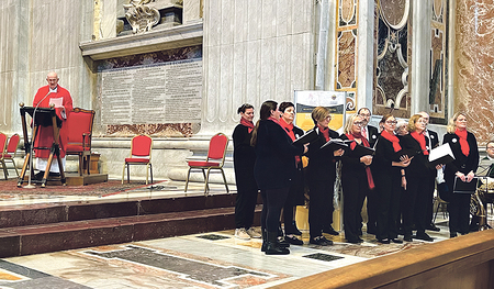 Propst Johann Holzinger (links) mit dem Chor „Melodists“ unter Leitung von Evelyn Haselmayr.   