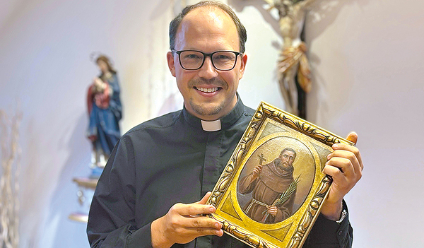 Pfarrer Johannes Laichner zeigt ein Bild des zukünftigen Heiligen Engelbert Kolland.