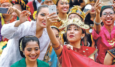 Indonesische Frauen bei einer Generalaudienz auf dem Petersplatz. Der Papst startet den „Gegenbesuch“.  