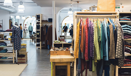 Nachhaltige Kleidung gibt es beispielsweise bei „KLEIDERgrün“ in Feldkirch (Vorarlberg) zu kaufen.      