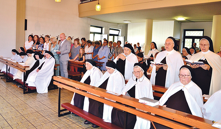 Die festlich versammelte Gemeinde beim Gottesdienst.   