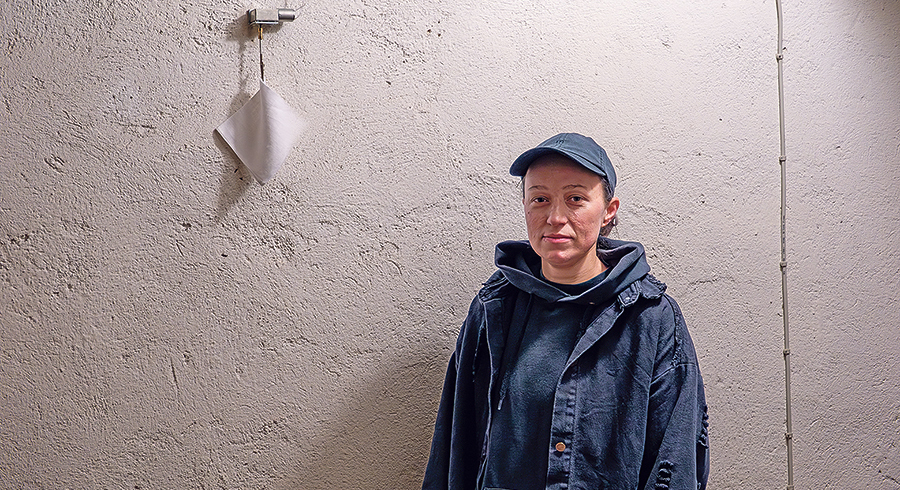 Künstlerin Magdalena Berger in der Krypta. / Diözese Linz / Johannes Kienberger Künstlerin Magdalena Berger in der Krypta.